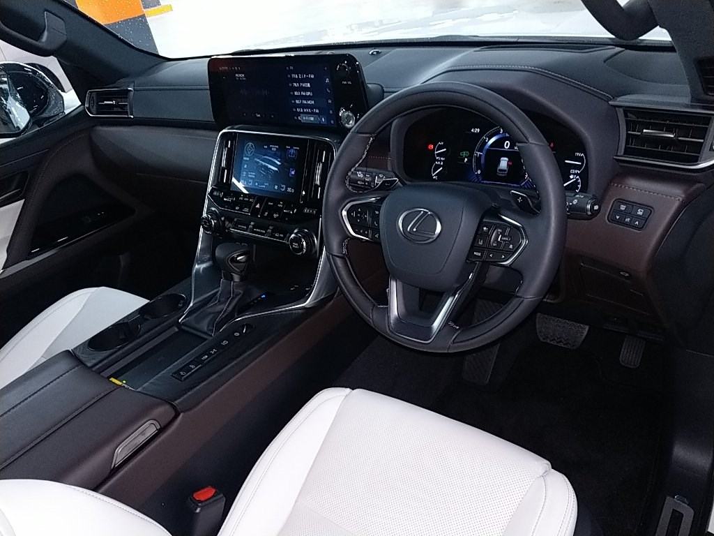 Lexus LX600, Sonic Quartz color and White interior picture: Cockpit view image