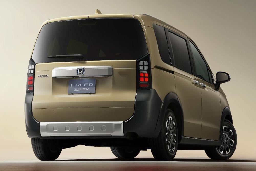 New Honda Freed CrossStar photo: Back view image