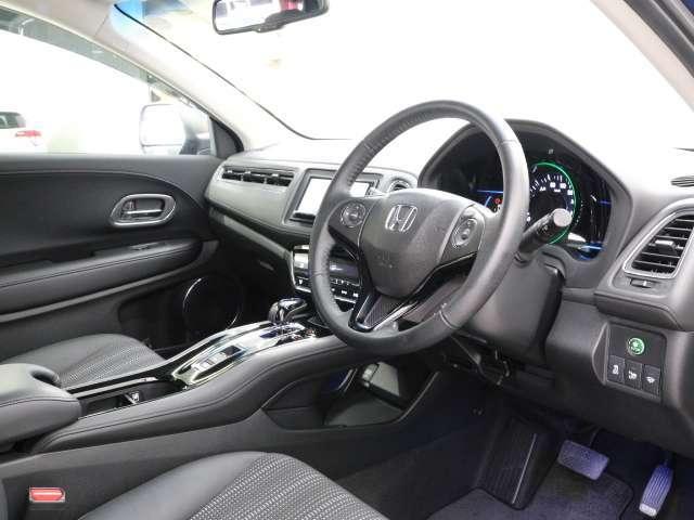 Used Honda Vezel Hybrid 2015 Model Blue color picture: Interior view