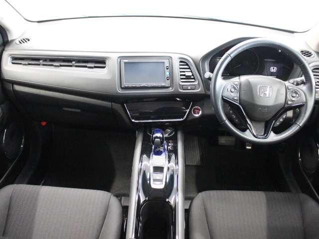 Used Honda Vezel Hybrid 2016 Model White Pearl color picture: Interior view