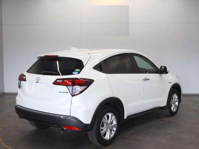 Used Honda Vezel Hybrid 2016 Model White Pearl color picture: Back view