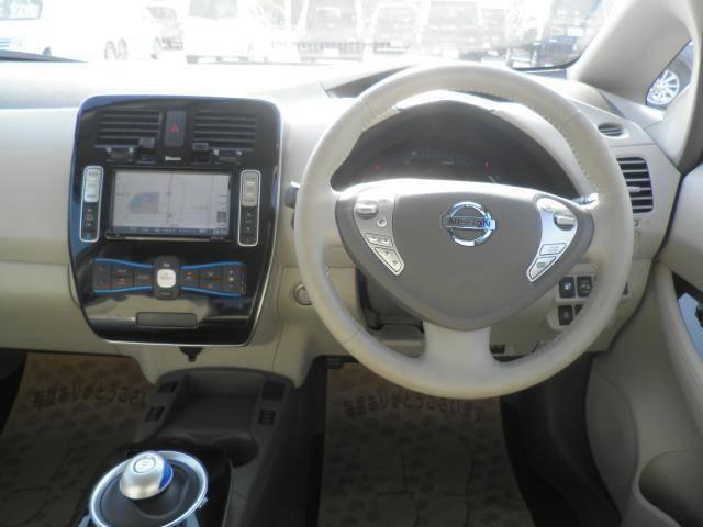 Used Nissan Leaf Red body color 2013 model photo: Interior view