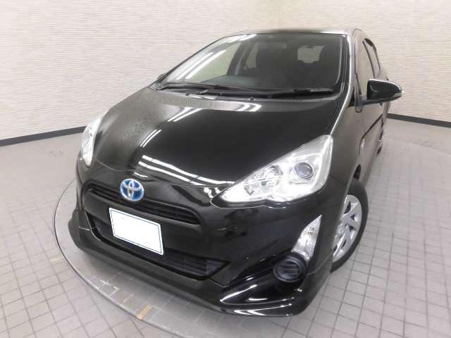 Used Toyota Aqua 2015 model Black color photo: Front view