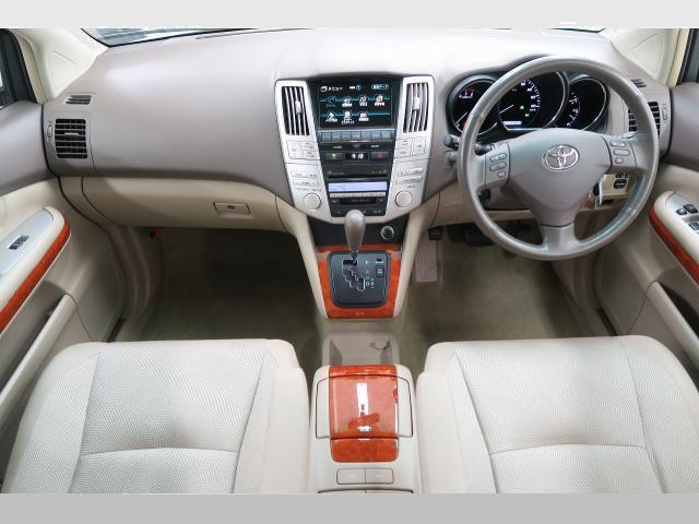 Used Toyota Harrier 2008 model Pearl White color photo: Interior view