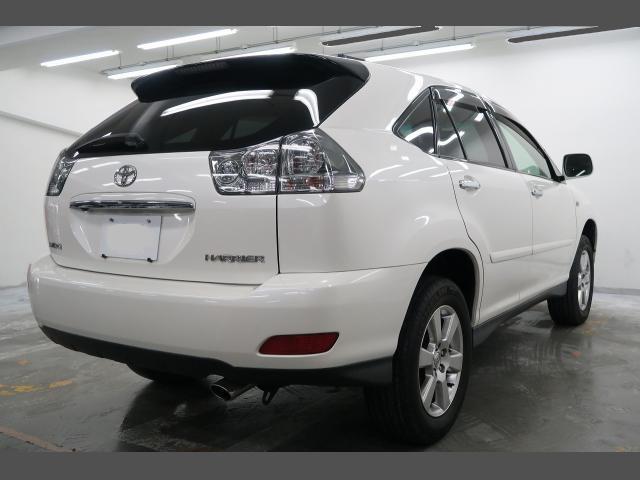 Used Toyota Harrier 2008 model Pearl White color photo: Back (Rear) view