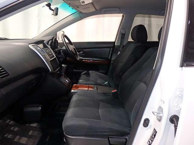 Used Toyota Harrier 2010 model Pearl White color photo: Interior view