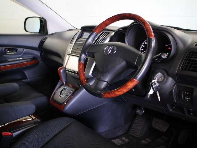 Used Toyota Harrier 2011 model Black color photo: Interior view