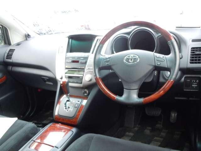 Used Toyota Harrier Alcantara Package 2012 model Pearl White color photo: Interior view