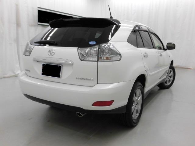 Used Toyota Harrier Alcantara Package 2012 model Pearl White color photo: Back (Rear) view