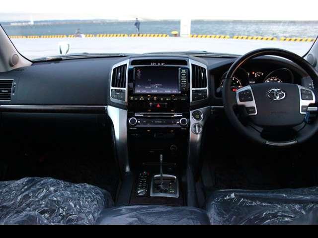 Used Toyota Land Cruiser-200 photo: 2013 Model Interior view (Pearl White color)