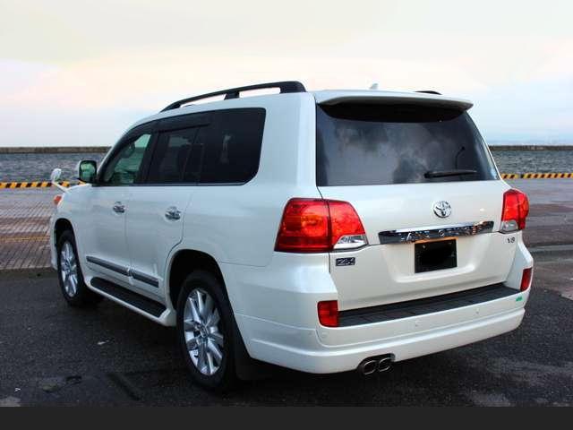 Used Toyota Land Cruiser-200 photo: 2013 Model Back view (Pearl White color)