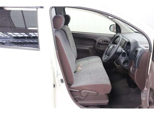 Used Toyota Passo 2013 model White Pearl body color photo: Interior view