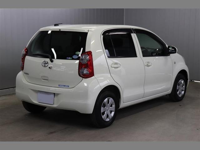 Used Toyota Passo 2013 model White Pearl body color photo: Back view